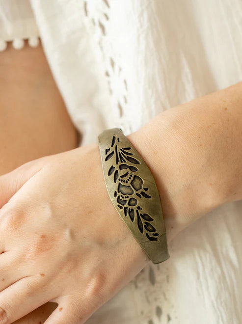 Paparazzi Bracelets - Fond of Florals - Brass