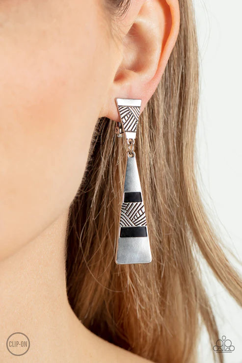 Paparazzi Earrings - Safari Seeker - Black