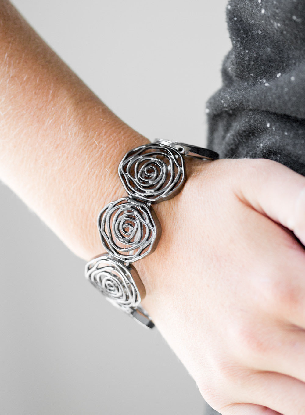 Paparazzi Bracelets - Beat Around The ROSEBUSH - Black
