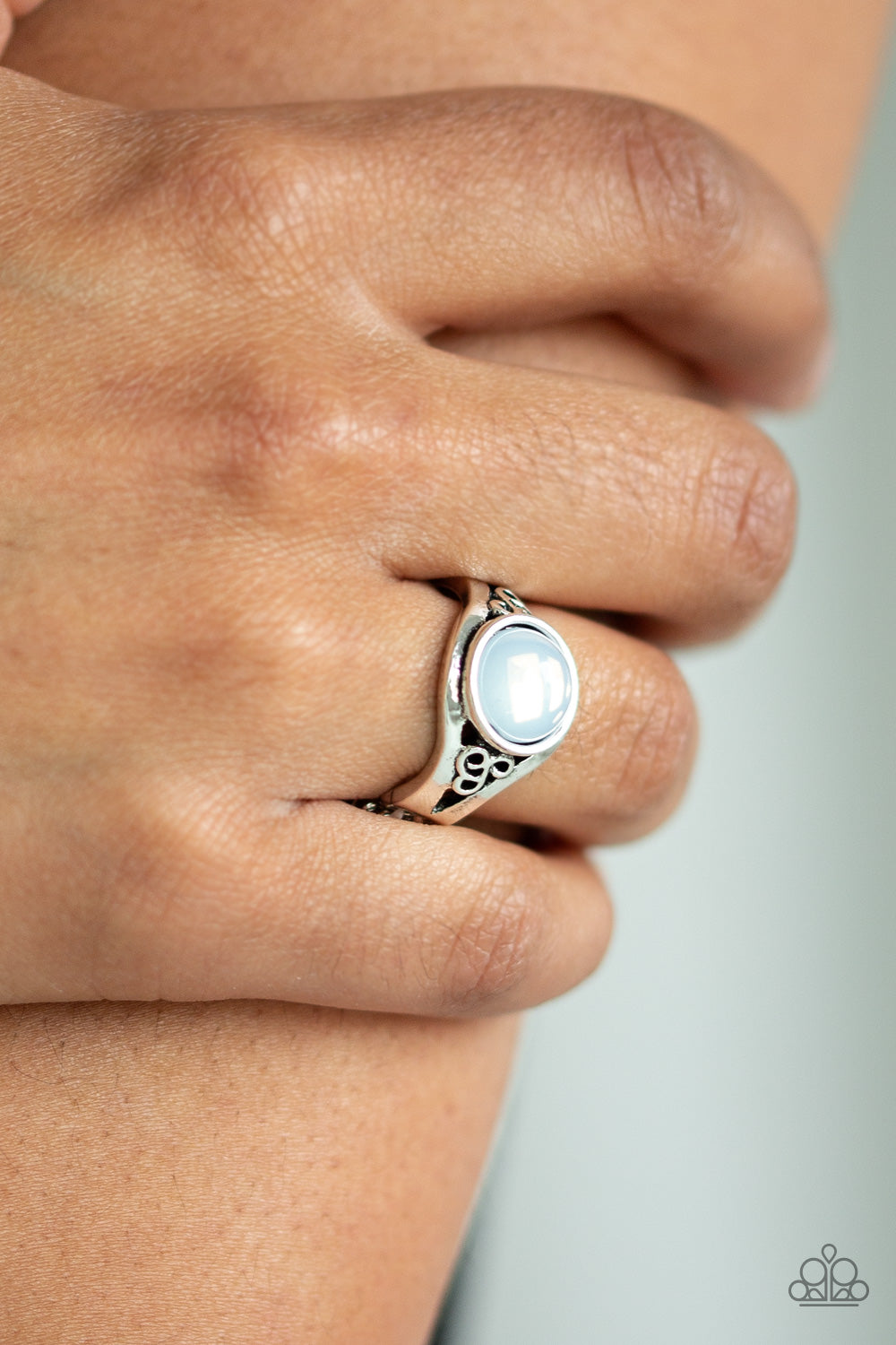 Paparazzi Rings - It Just Goes To Glow - White