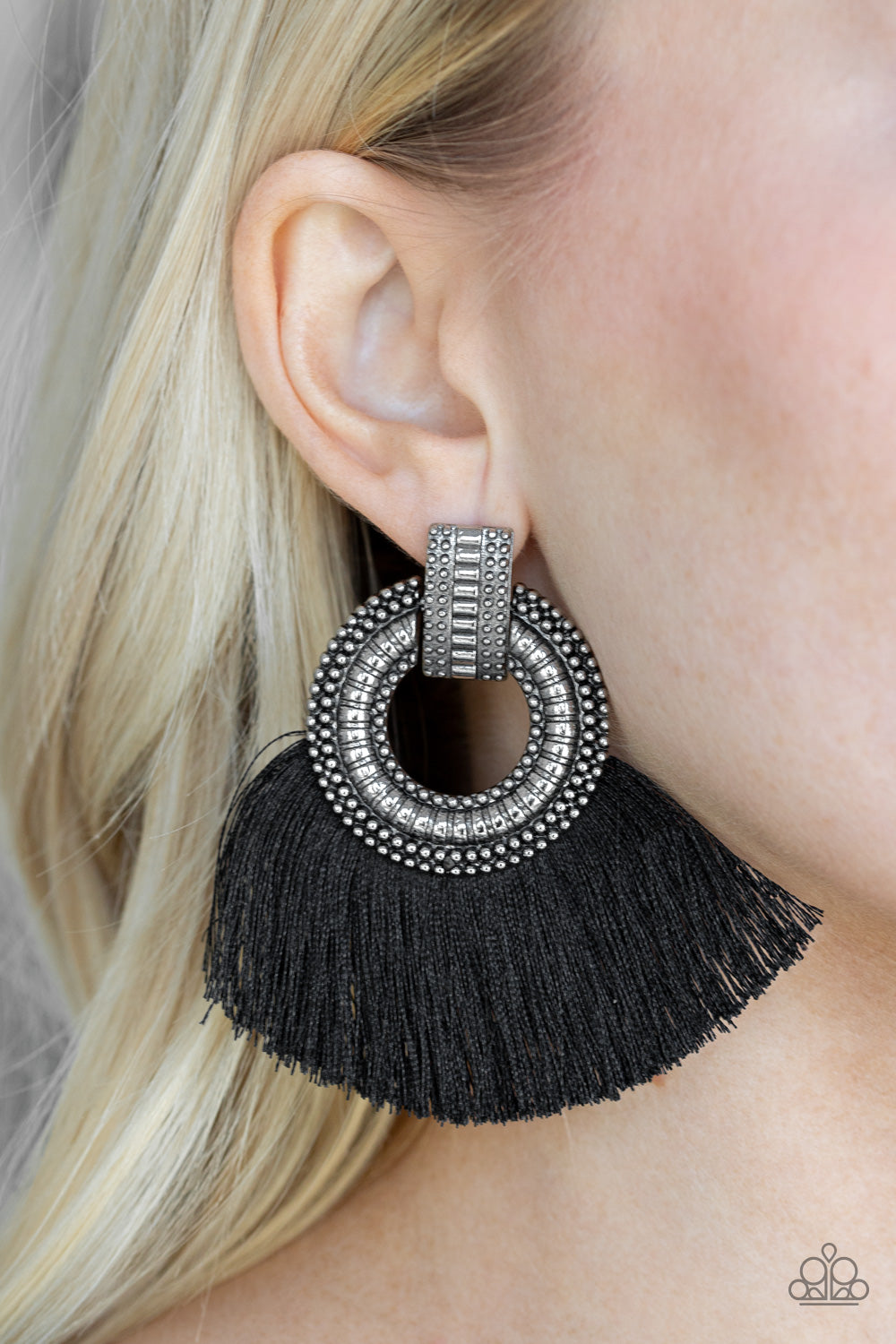 Paparazzi earrings - I Am Spartacus - Black