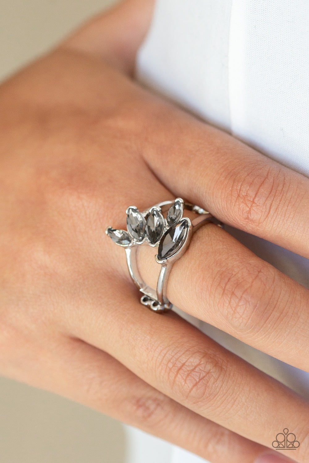 Paparazzi Rings - Rhinestone Stunner - Silver