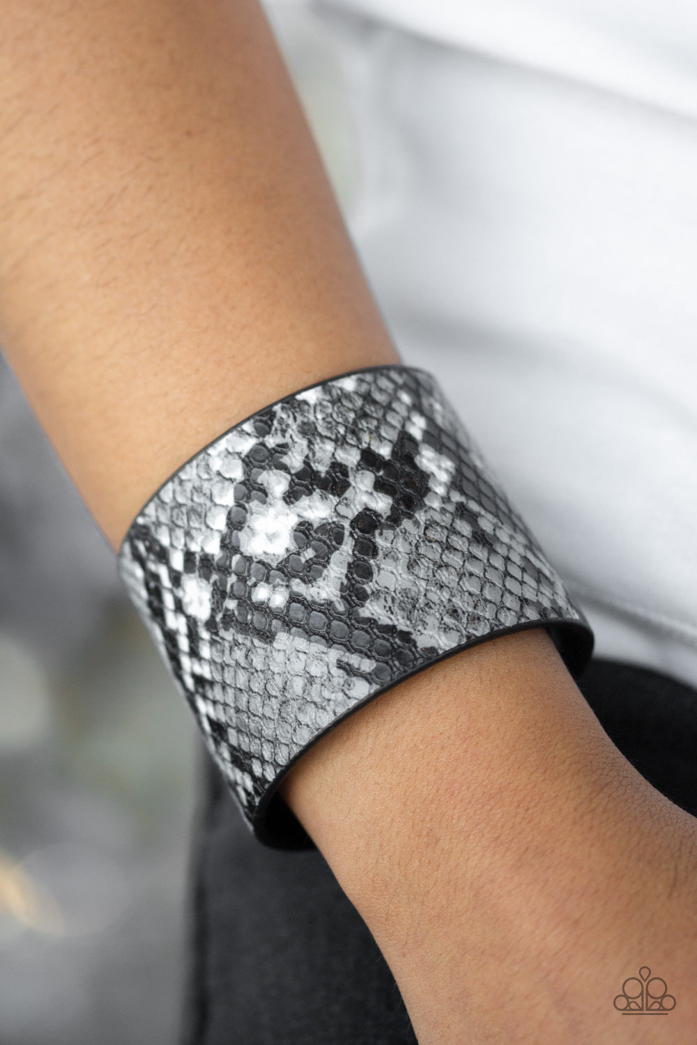 Paparazzi Urban Collection bracelets wrap - Whats HISS Is Mine - Silver
