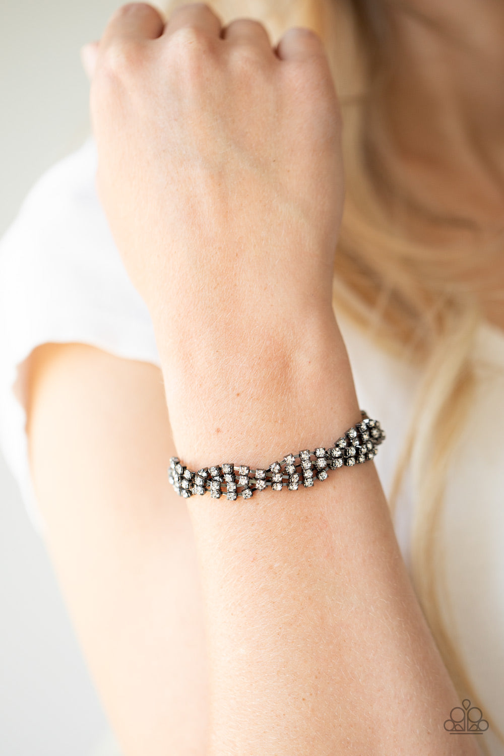 Paparazzi Bracelets - Twists and Turns - Black