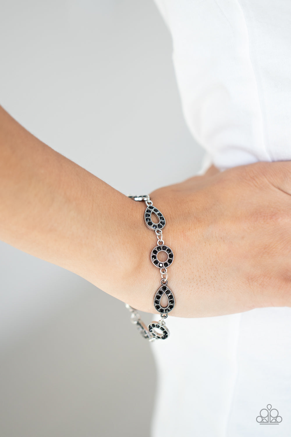 Paparazzi Bracelets - Royally Refined - Black