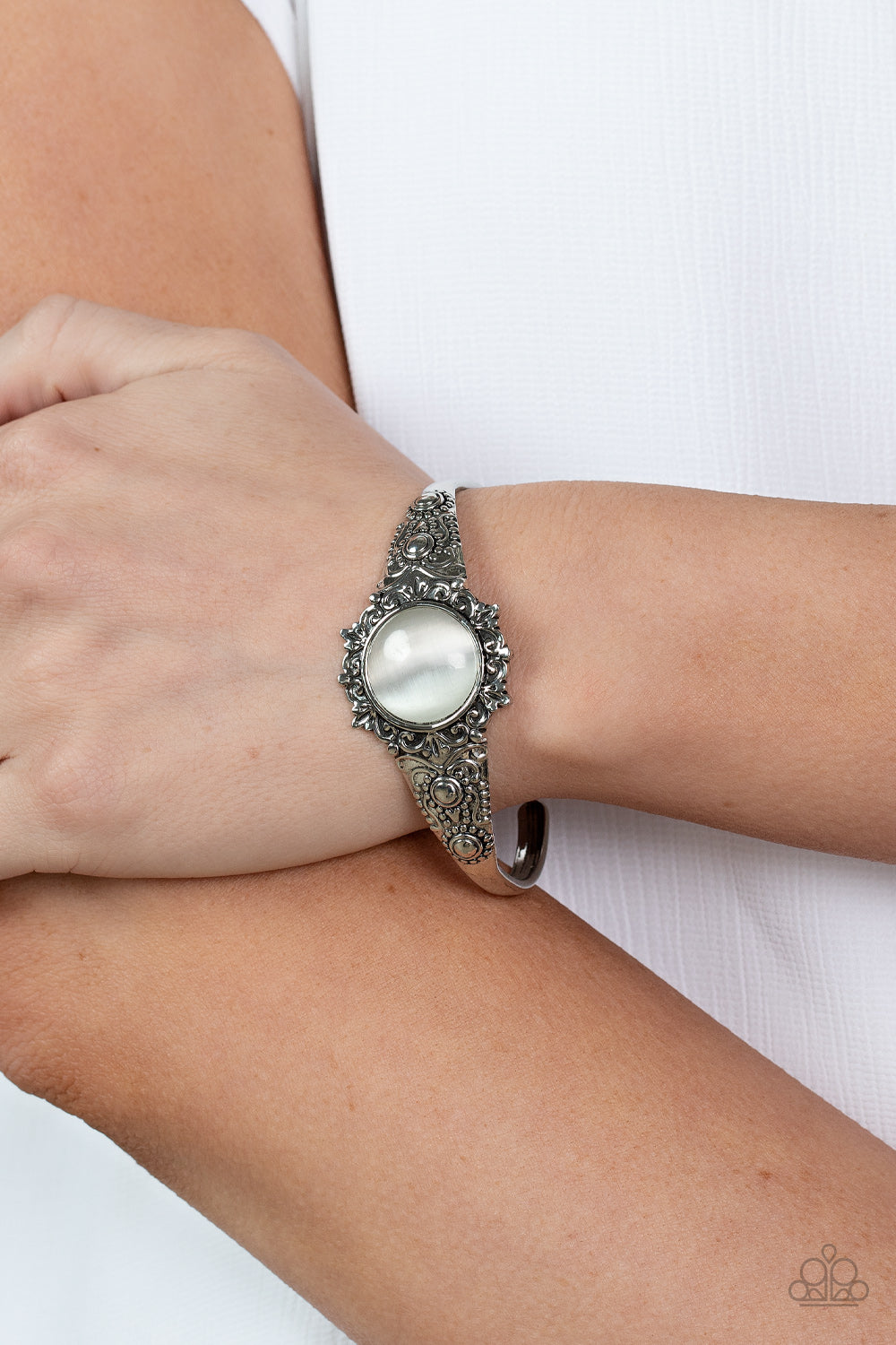 Paparazzi Bracelets - Extravagantly Enchanting - White