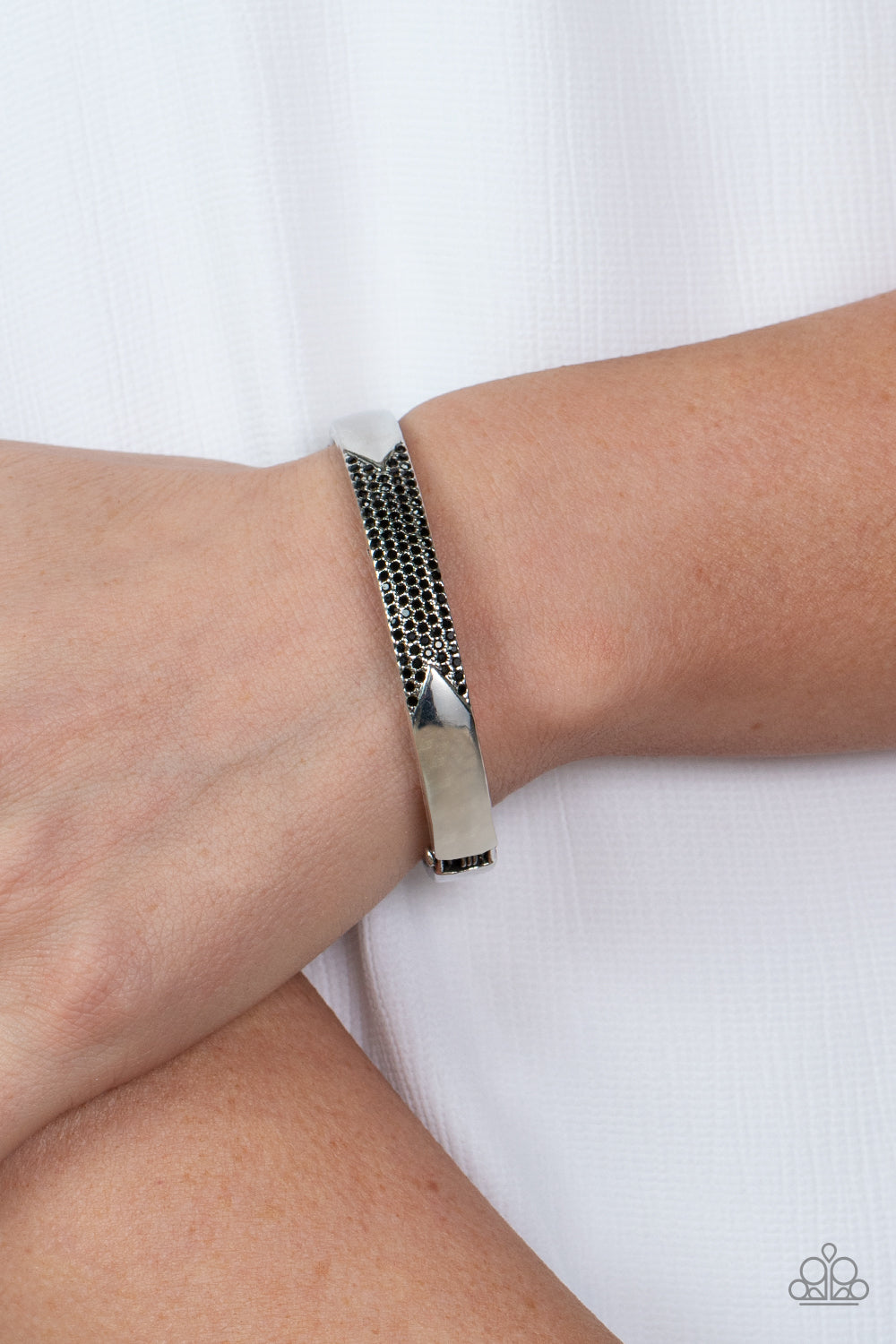 Paparazzi Bracelets - Radiant Edge - Black