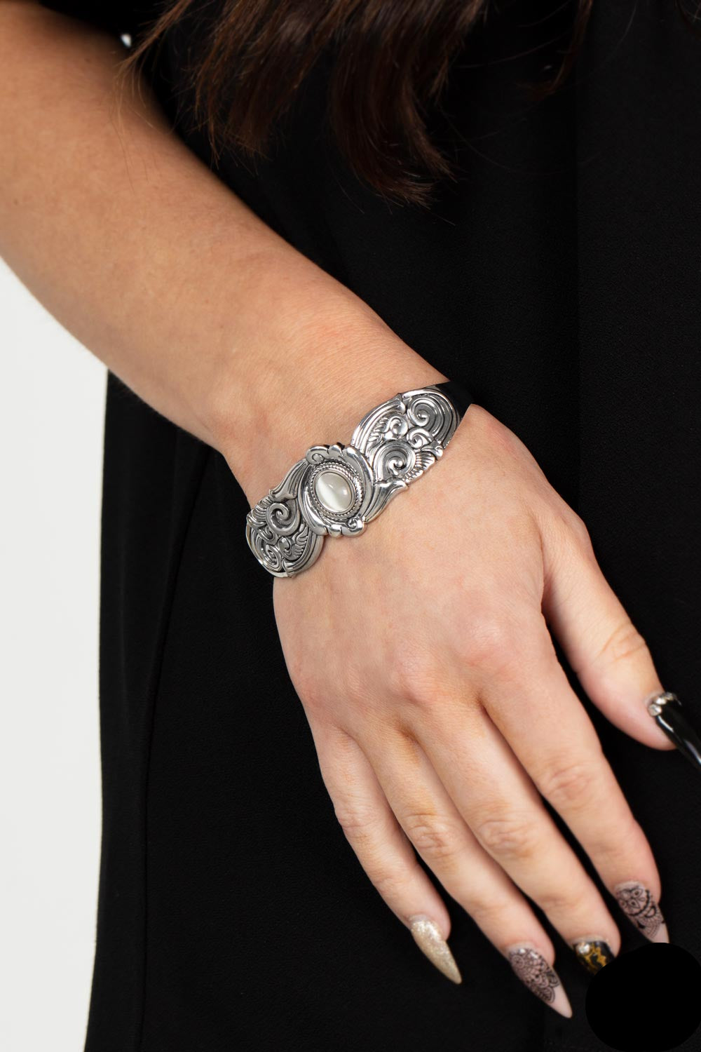 Paparazzi Bracelets - Glowing Enchantment - White