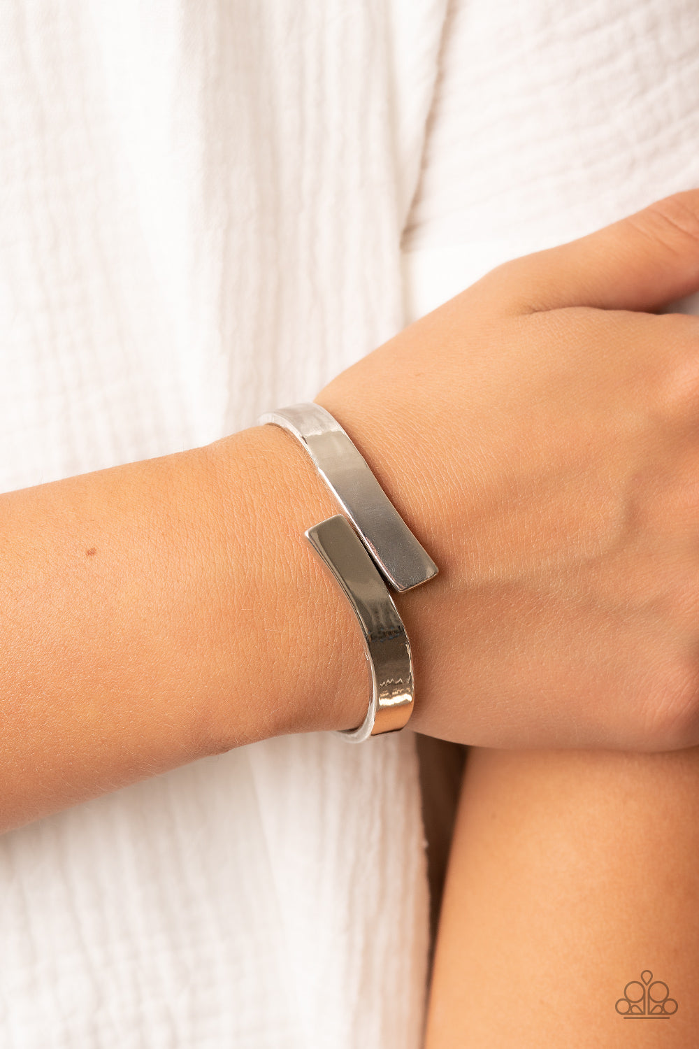 Paparazzi Bracelets - Dare to Flare - Silver