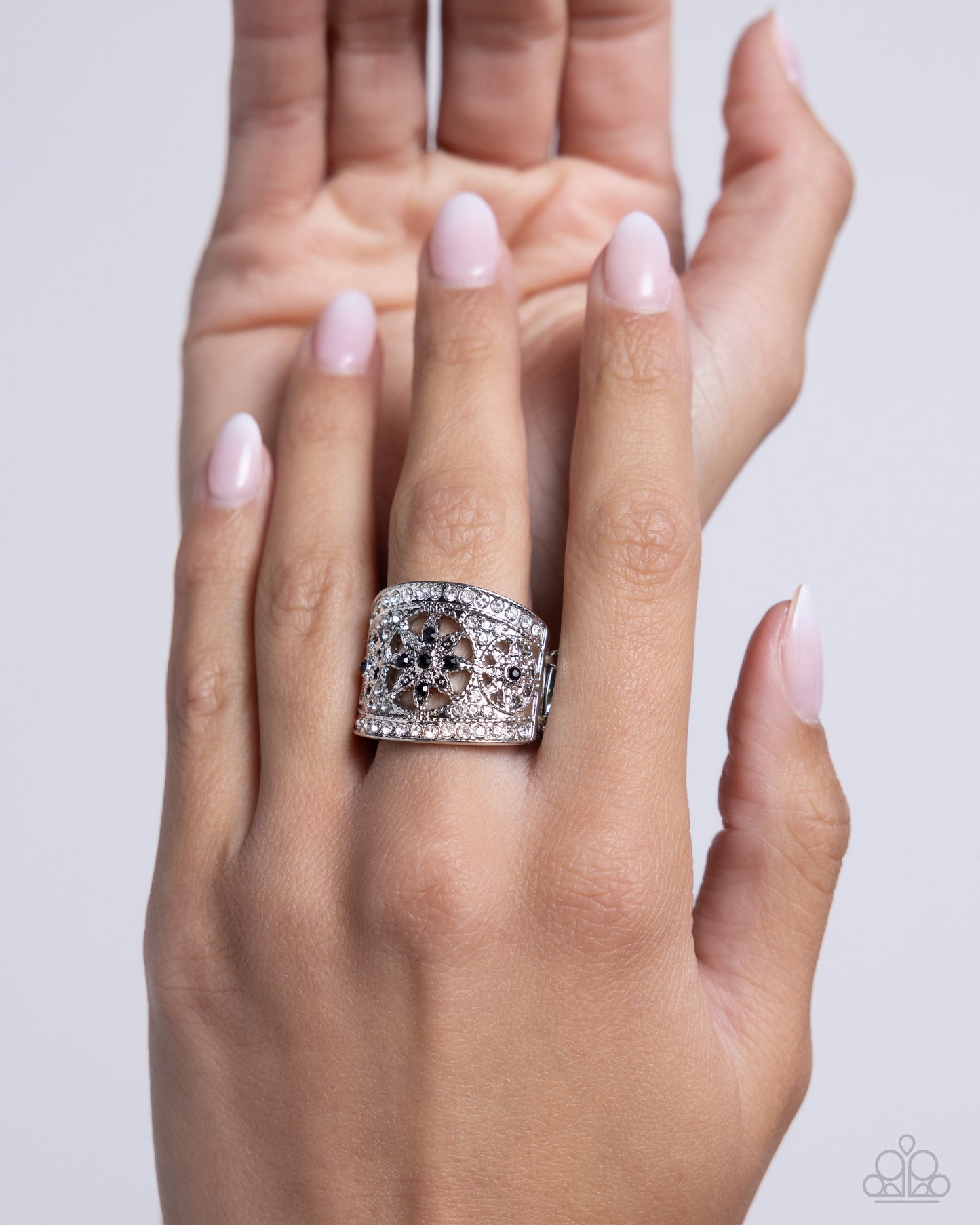 Paparazzi Rings - Gilded Glitz - Black