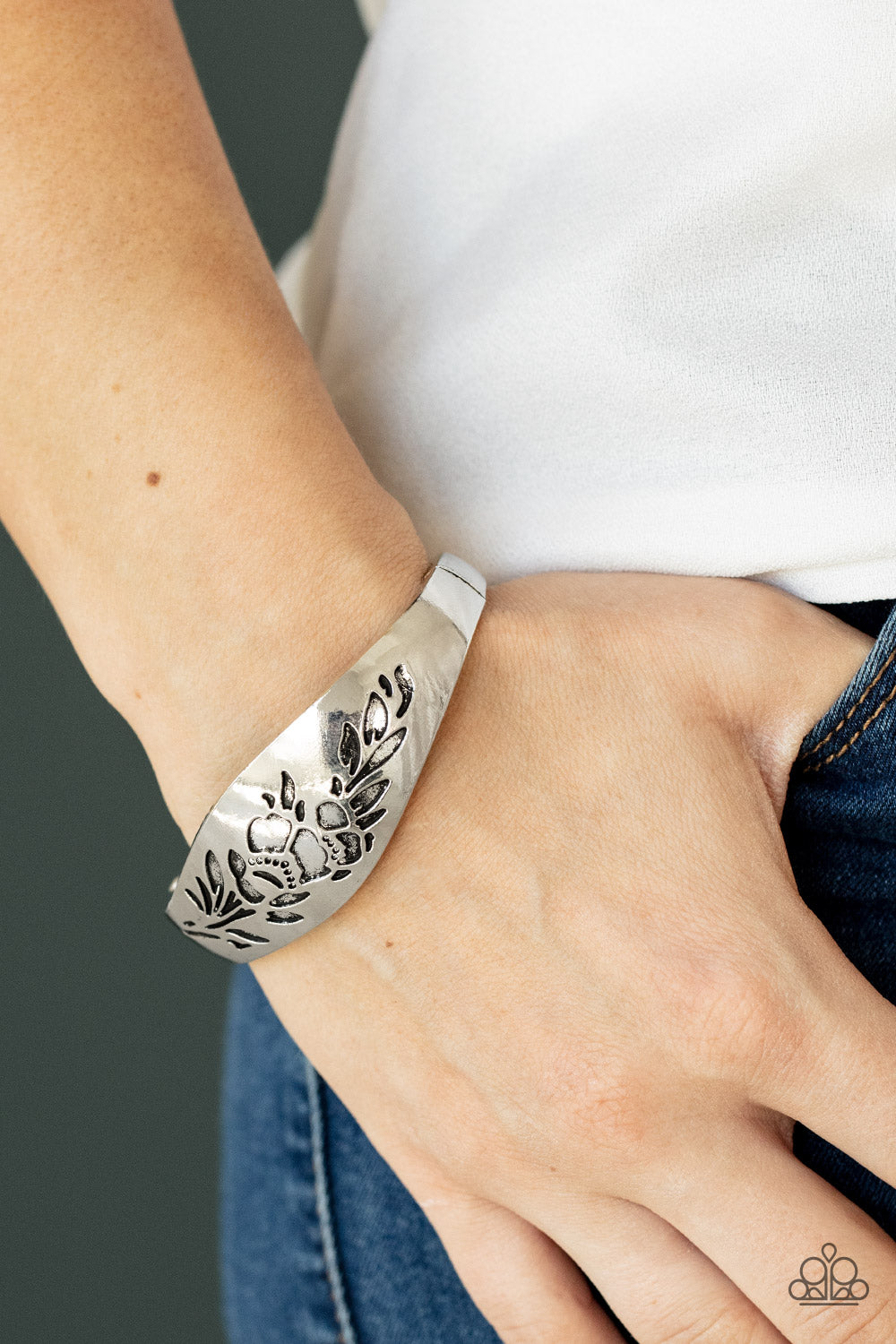 Paparazzi Bracelets - Fond of Florals - Silver