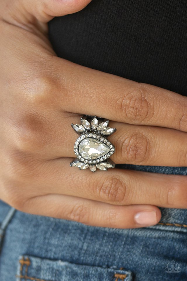 Paparazzi Rings- Really Regal - Black