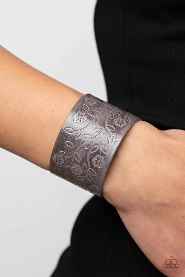 Paparazzi Urban Collection - Rosy Wrap Up - Silver