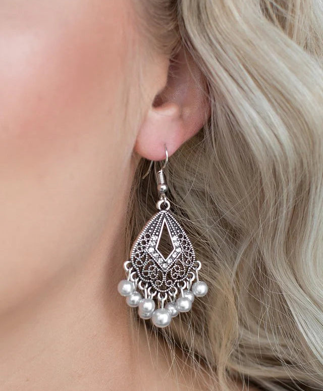 Paparazzi Earrings - Gracefully Gatsby - Silver
