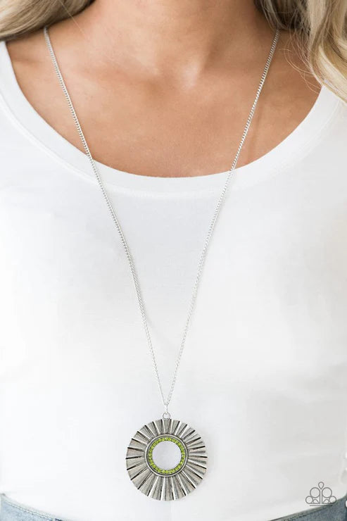 Paparazzi Necklaces - Chicly Centered -Green