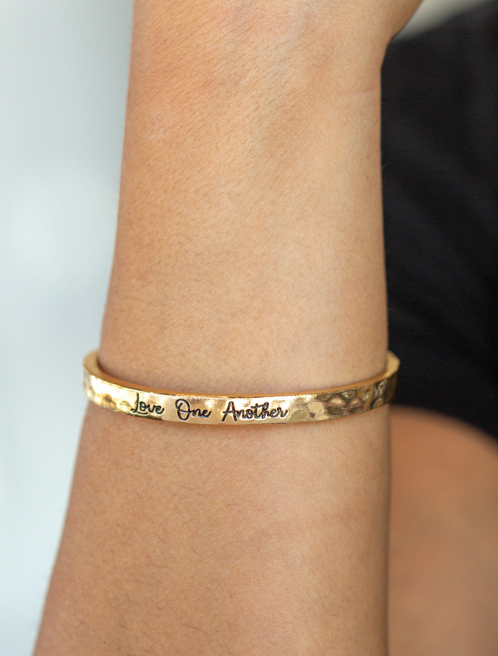 Paparazzi Bracelets cuff - Love One Another - Gold
