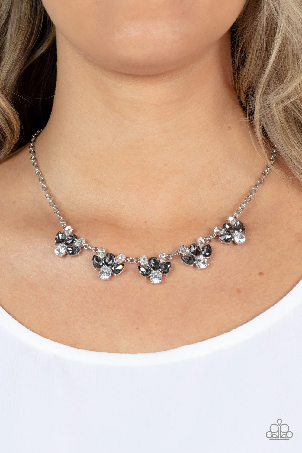 Paparazzi Necklaces - Envious Elegance - Silver