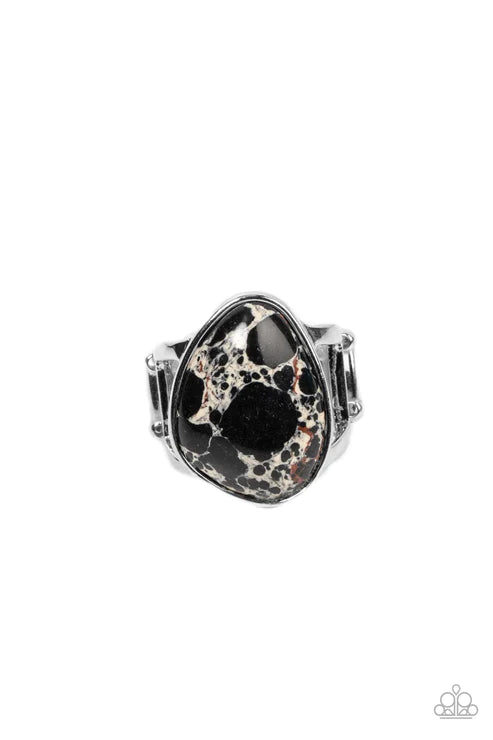 Paparazzi Rings - Earth Hearth - Black