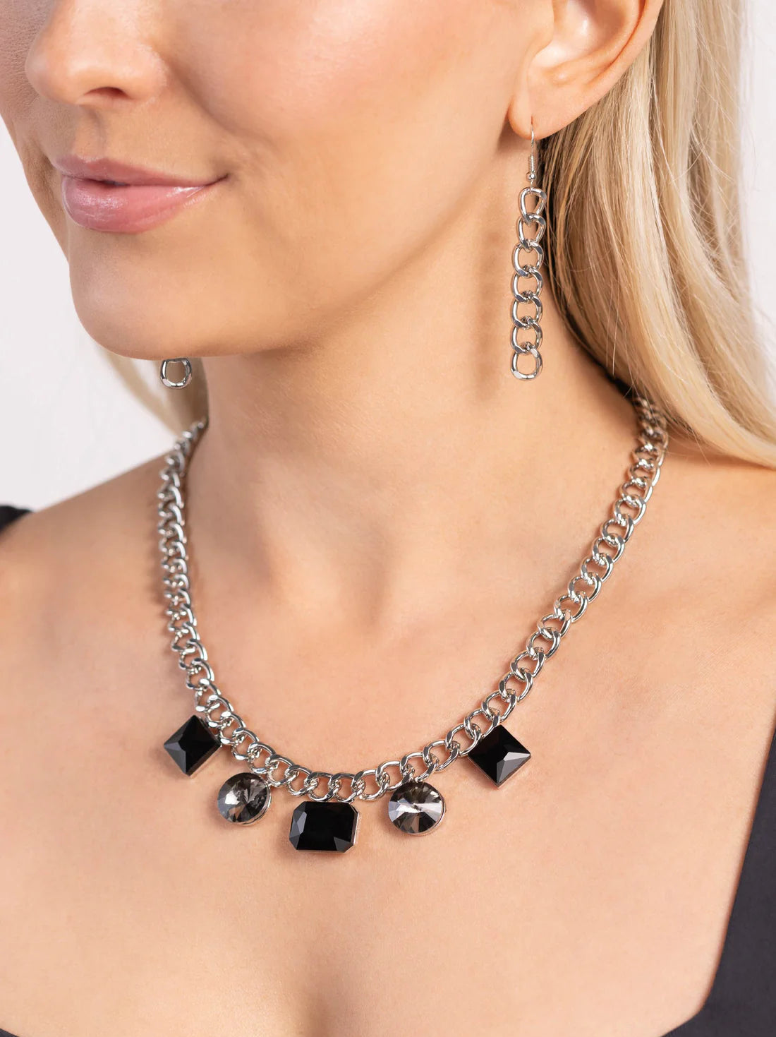 Paparazzi Necklaces - Alternating Audacity - Black