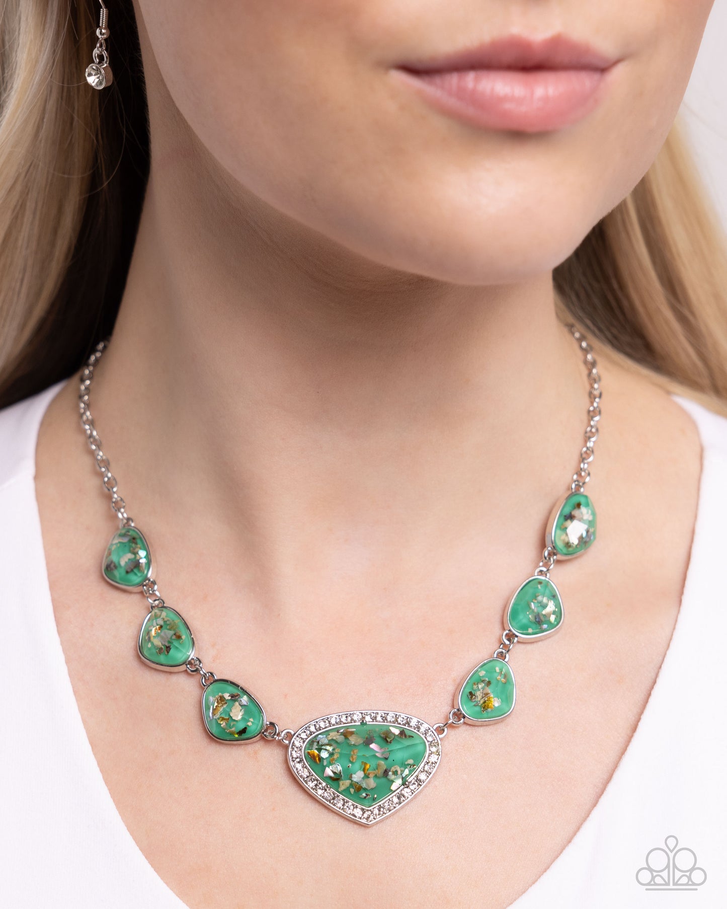 Paparazzi Necklaces - Discreet Dazzle - Green