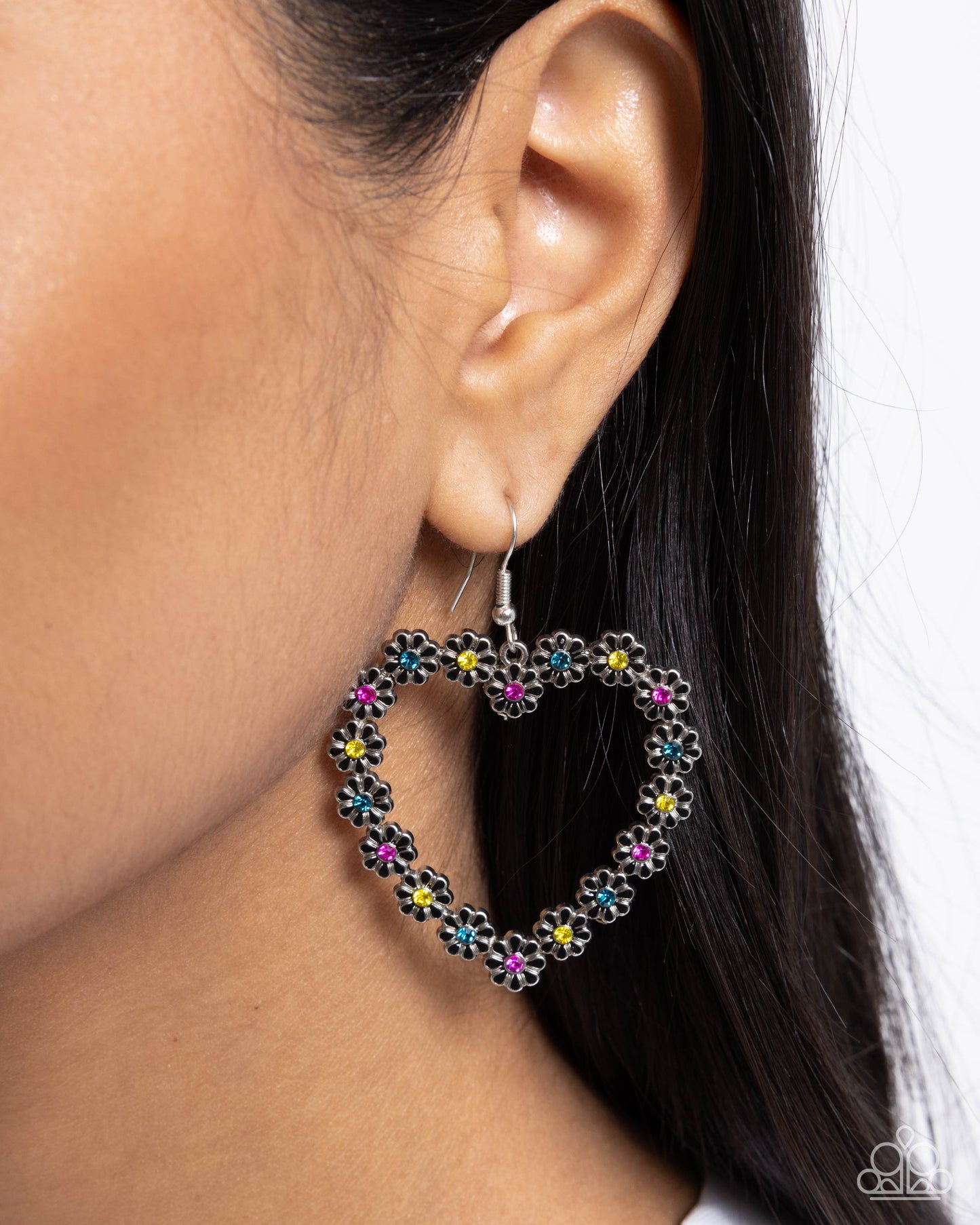 Paparazzi PREORDER Earrings - Beautiful Take - Black