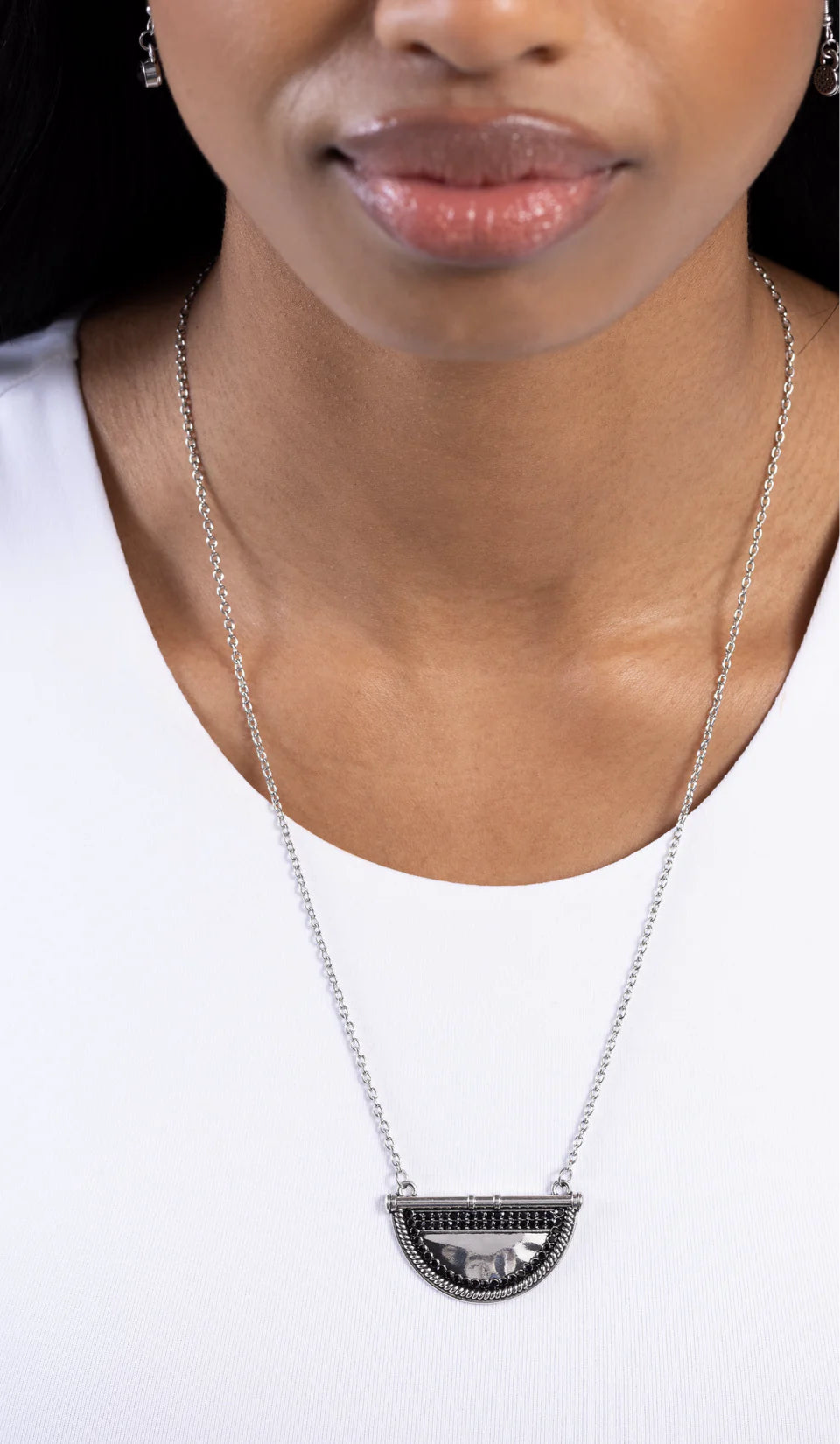 Paparazzi Necklaces - Raise Your Banner - Black