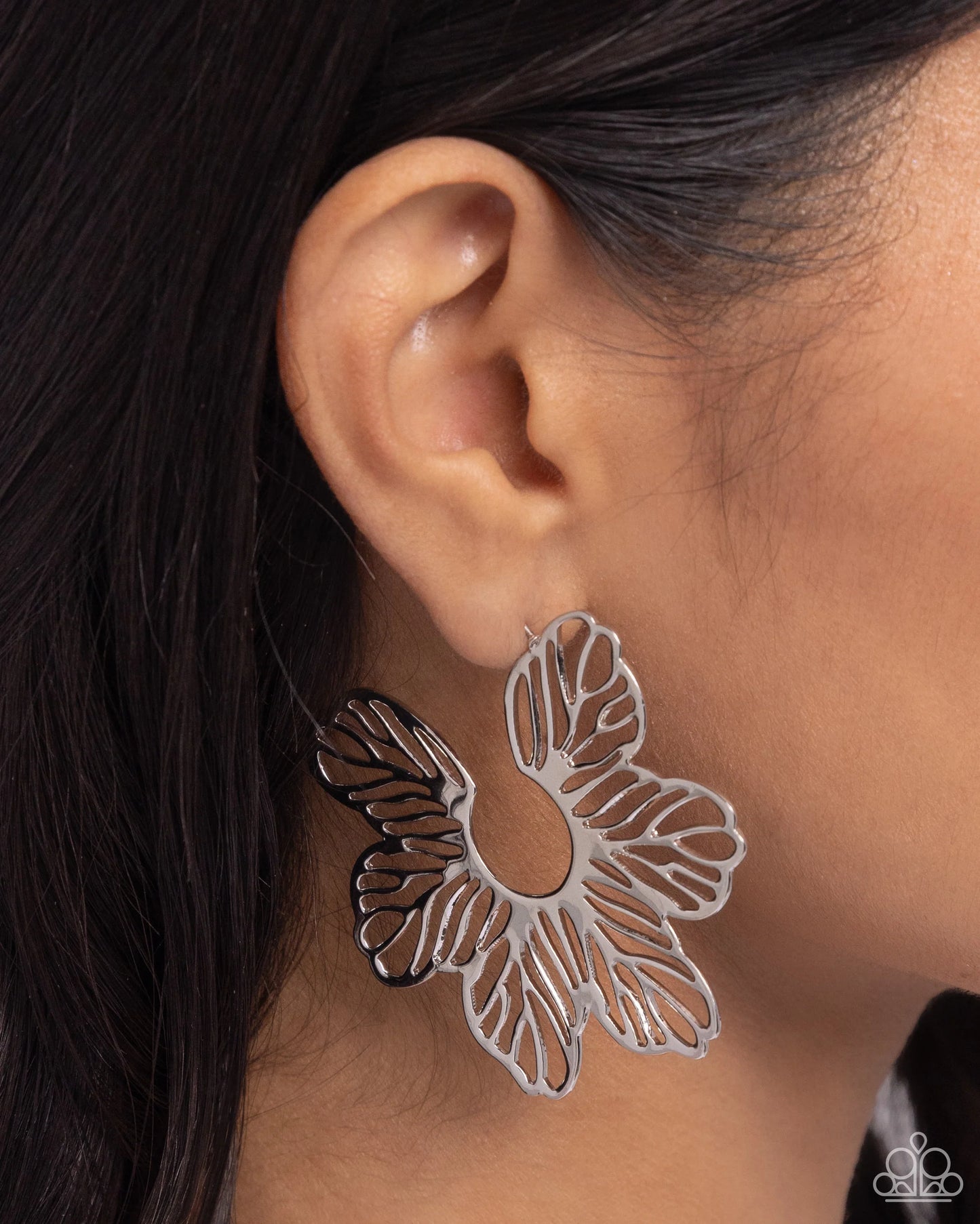 Paparazzi Earrings - floral Fame - Silver