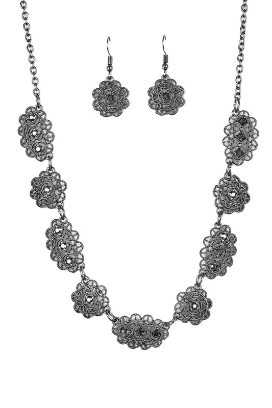 Paparazzi Necklaces - Vintage Vogue - Black