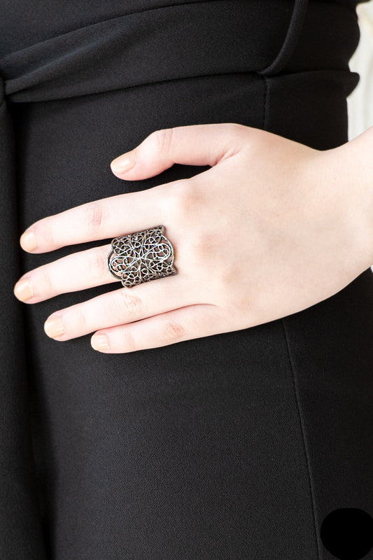 Paparazzi ring - The Way You Make Me FRILL- Black