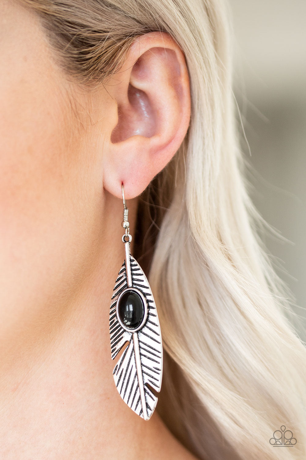 Paparazzi earring - Quill Thrill - Black