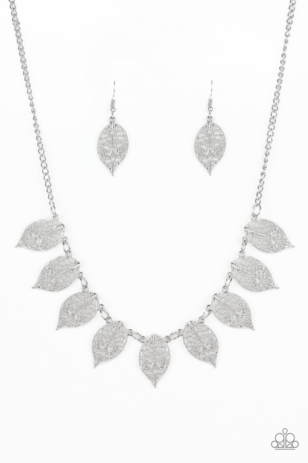 Paparazzi necklace - Leafy Lagoon - Silver