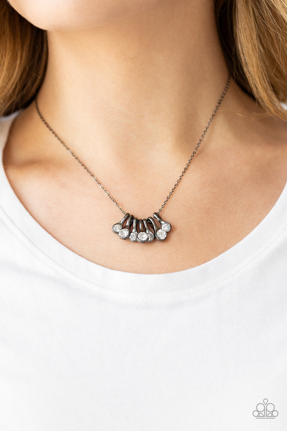 Paparazzi Necklaces - Slide Into Shimmer - Black