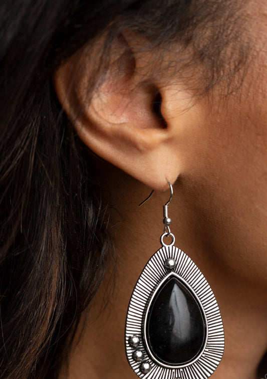 E007
A tassel of flat silver chain cascades from a row of three white rhinestones. Brushed in a high sheen reflective finish, the streaming chains coalesce into a brilliant shimmer. Earring attaches to a standard post fitting.