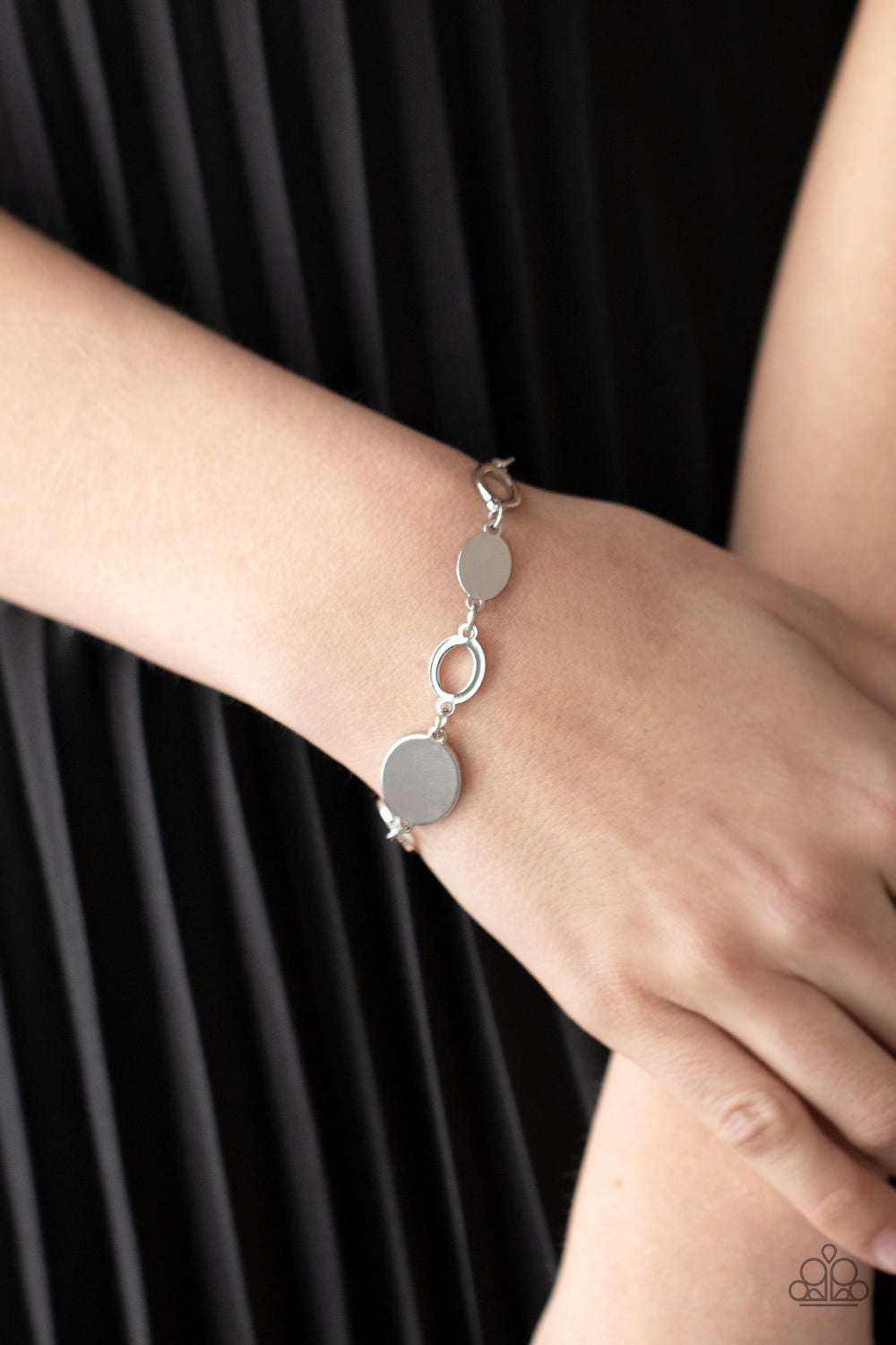 Paparazzi Bracelets - Oval and Out - Silver