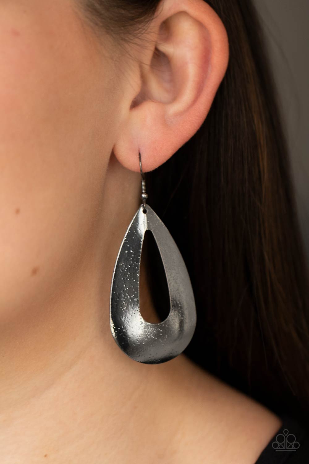 Paparazzi Earrings - Hand It Oval! - Black