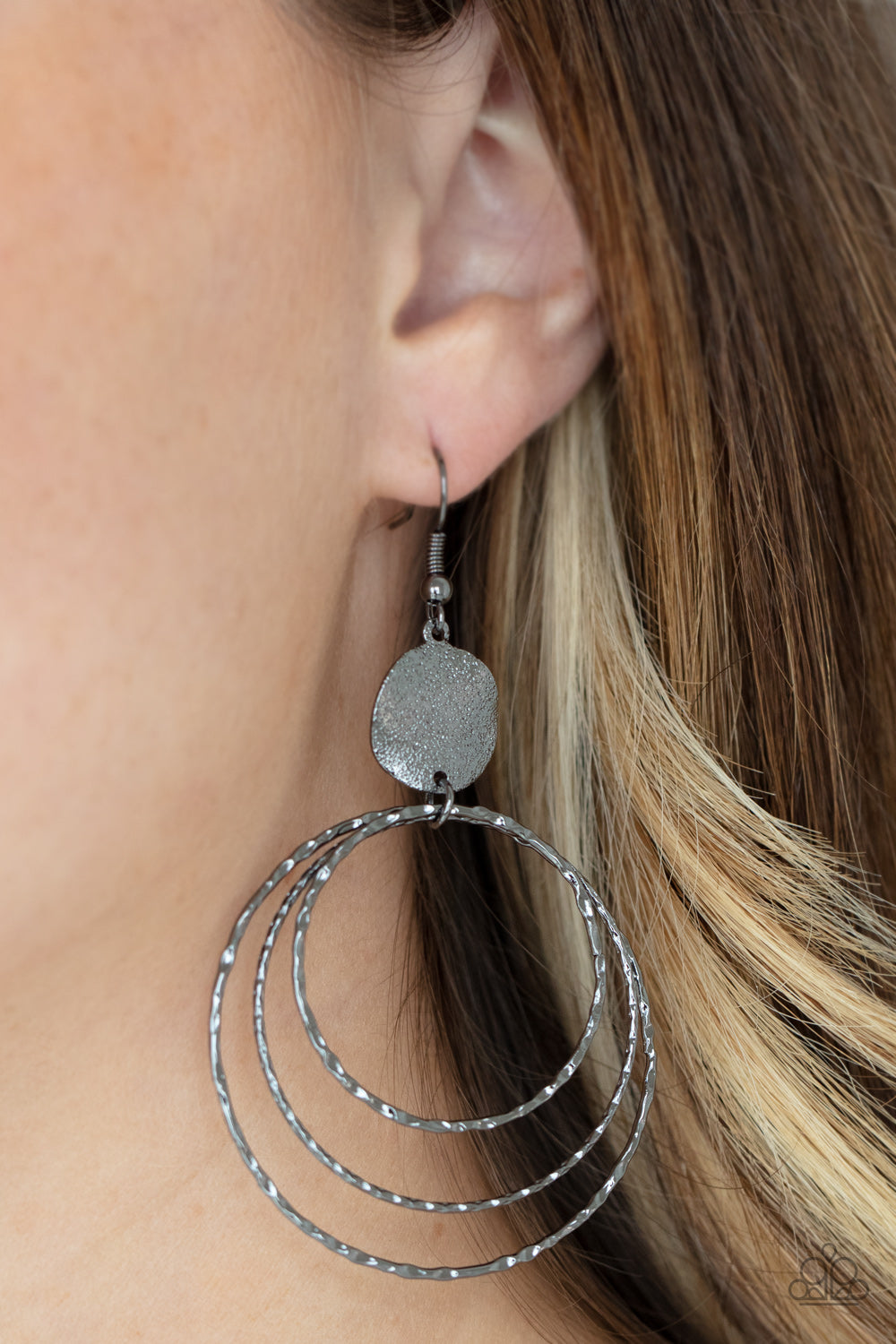 Paparazzi Earrings - Universal Rehearsal - Black