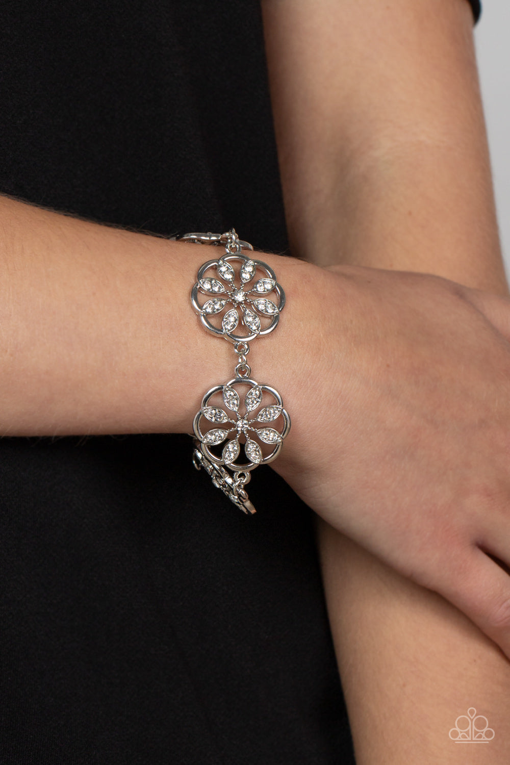 Paparazzi Bracelets - Blooming Bling -   White