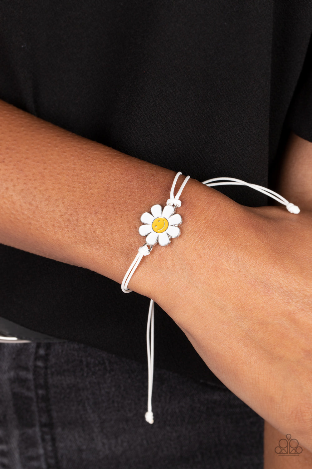 Paparazzi Urban Collection - DAISY Little Thing - White