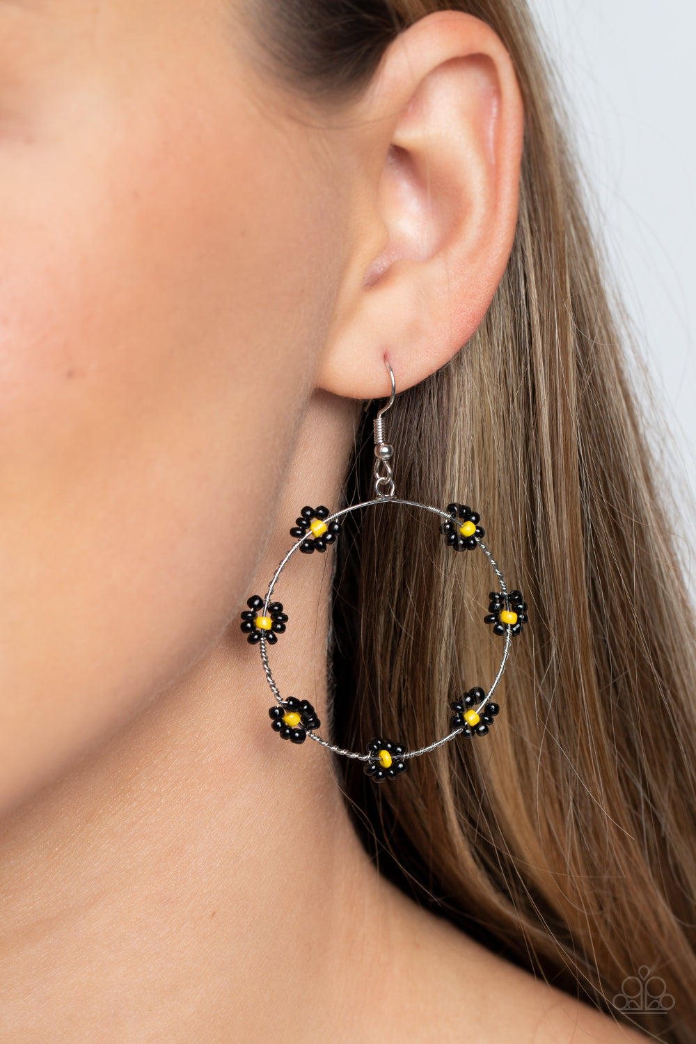 Paparazzi Earrings - Dainty Daisies - Black