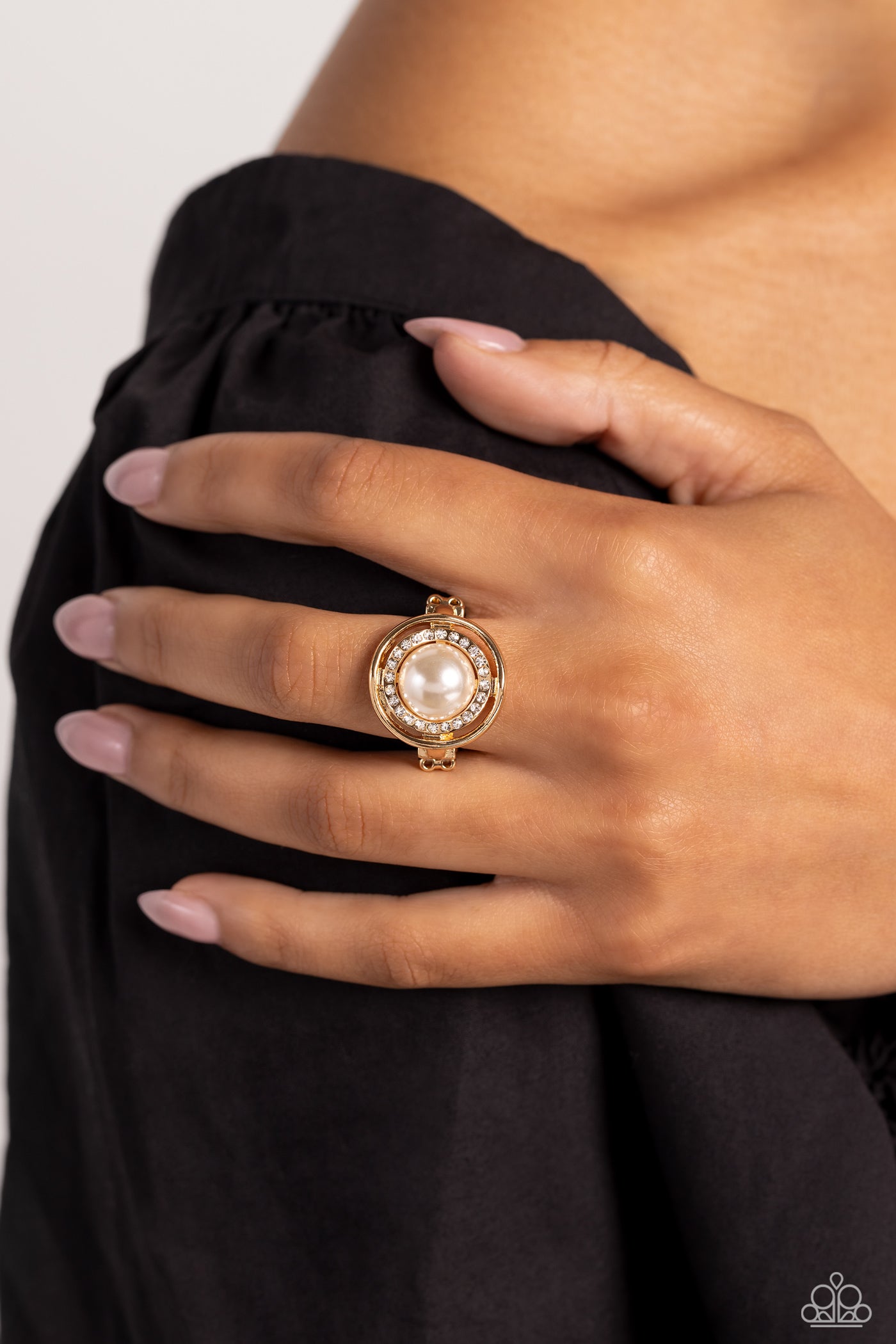 Paparazzi Rings - Chic Center - Gold
