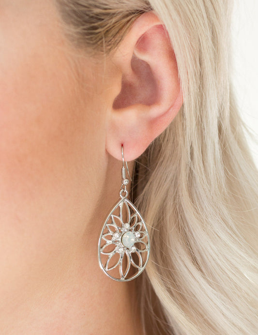 Paparazzi earring - Take It GLOW - White