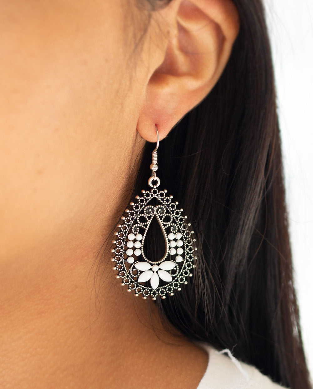 Paparazzi earring - Atta-GALA - White