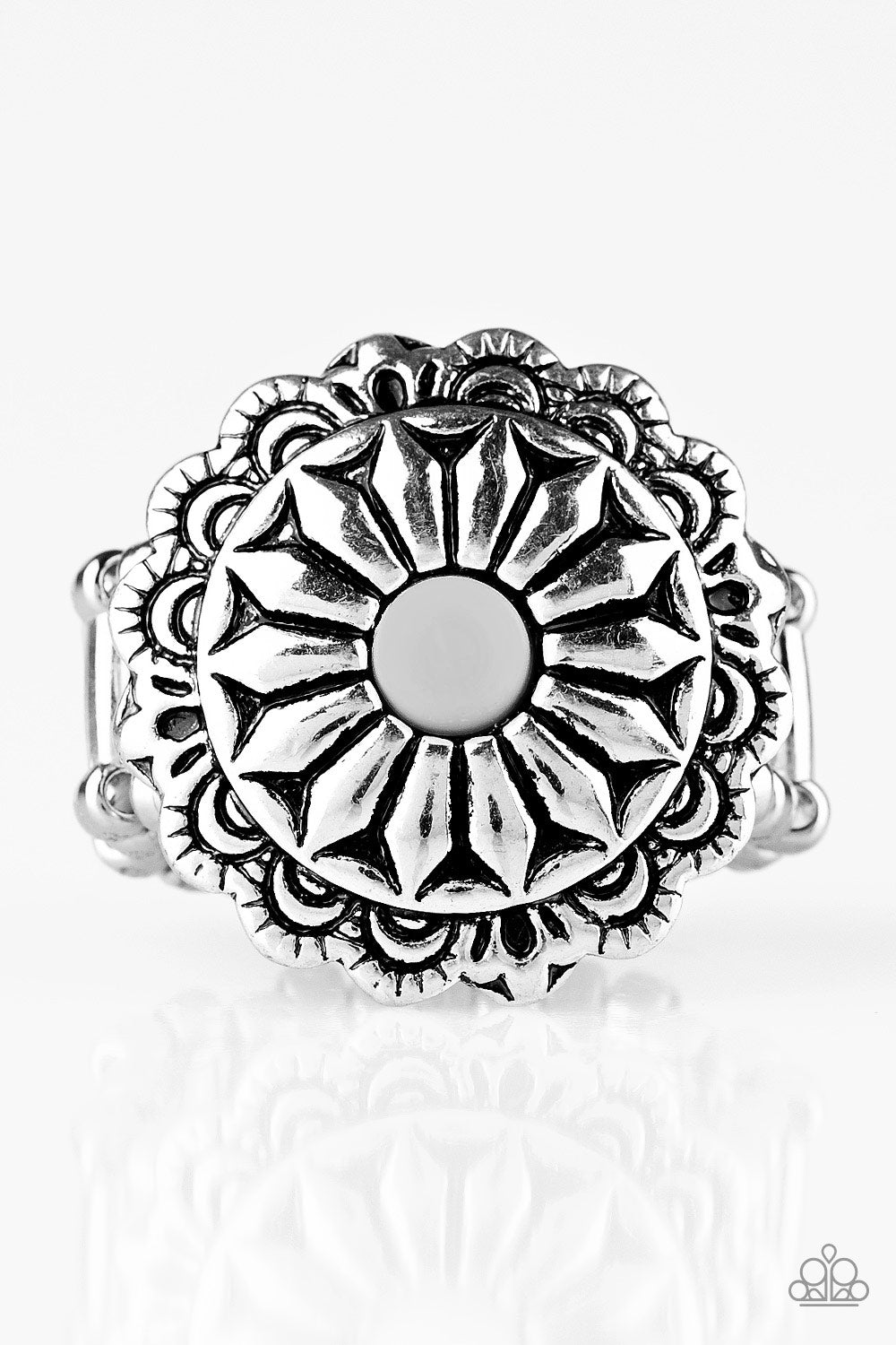 Paparazzi Rings - Daringly Daisy - White