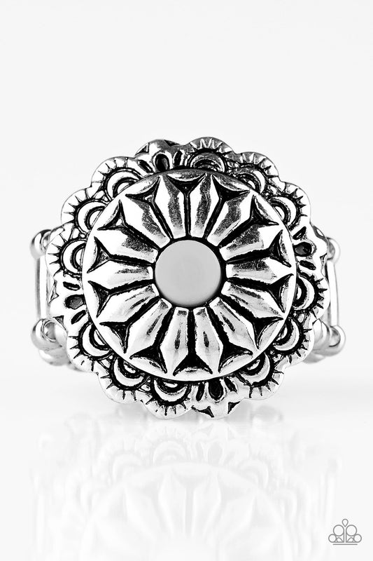 Paparazzi Rings - Daringly Daisy - White