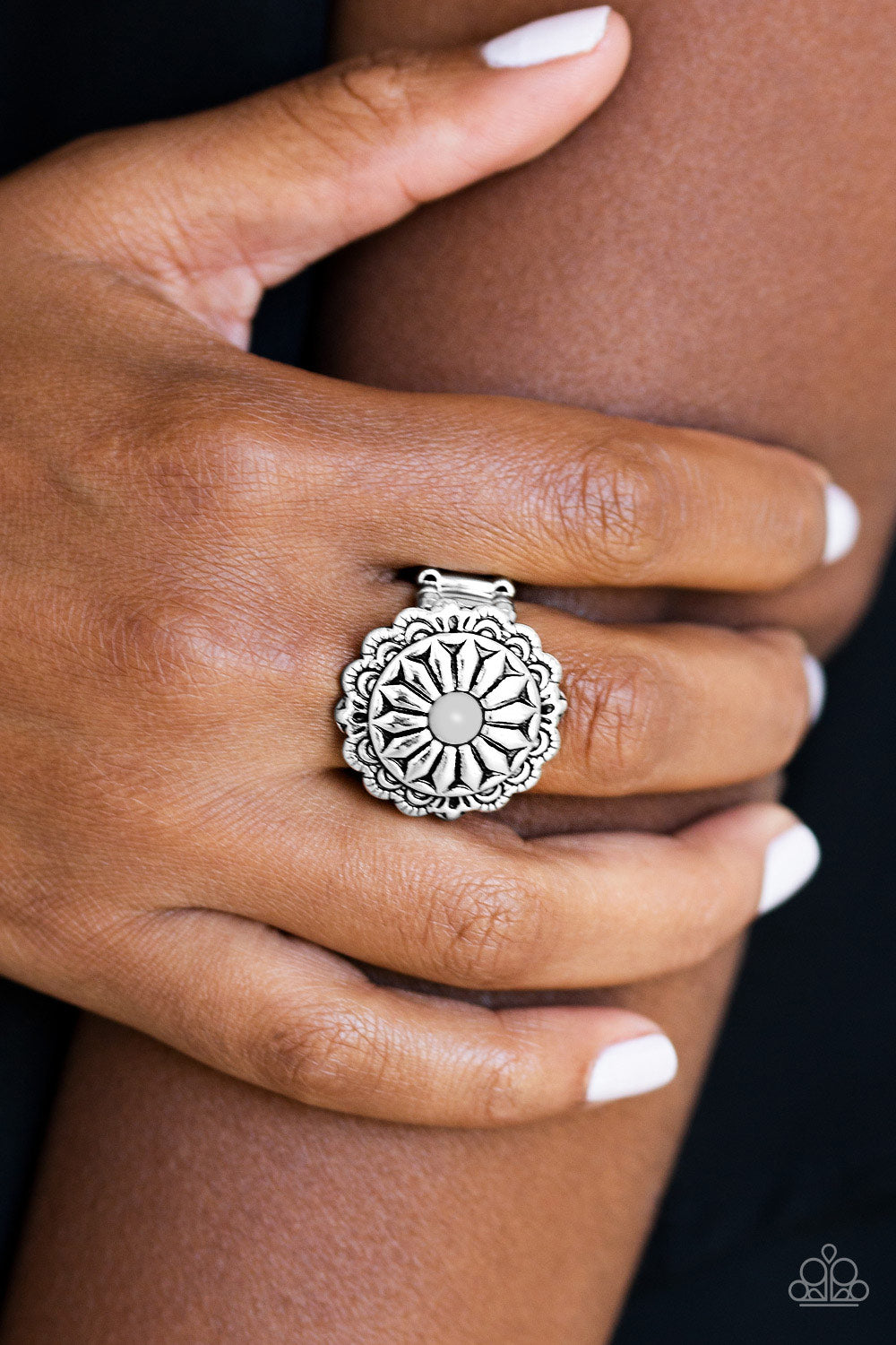 Paparazzi Rings - Daringly Daisy - White